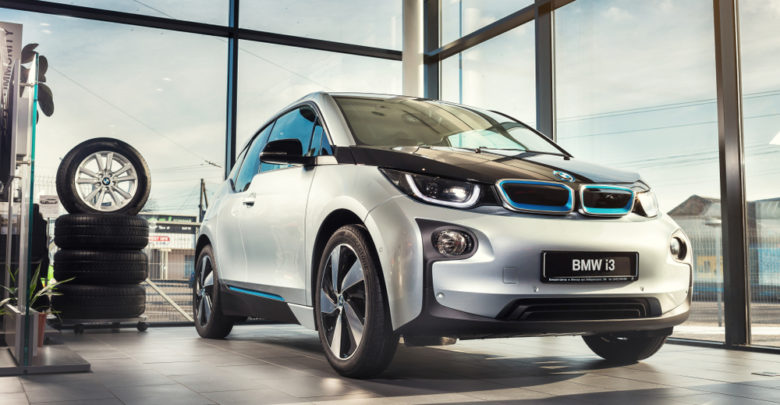 BMW i3 בצבע אפור שחור