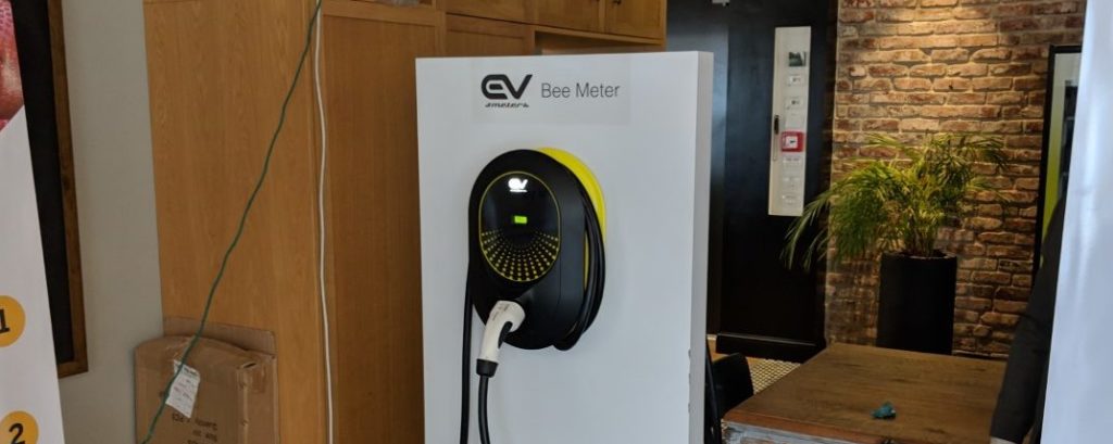 עמדת טעינה של EV Meter מוצבת במשרדי החברה