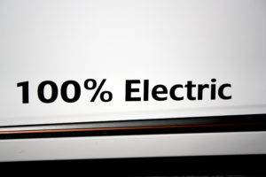 כיתוב 100% Electric על דלת של רכב חשמלי