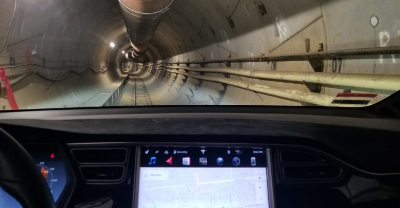 מבט מתוך טסלה מודל X אל מנהרה של The Boring Company