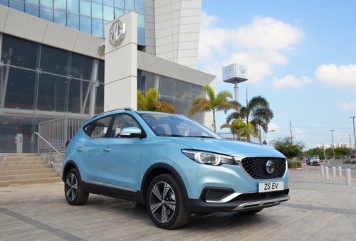 רכב חשמלי בצבע תכלת מסוג MG