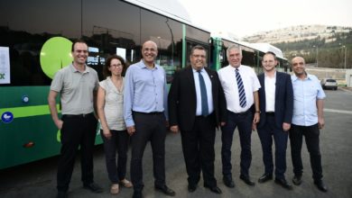 מימין עופר איובי יועץ ראש העיר ירושלים, חבר המועצה דוד זוהר מחזיק תיק התחבורה בעיריית ירושלים, מנהל מחוז ירושלים שוני גולדברג, ראש העיר ירושלים משה ליאון, אבי פרידמן יו"ר אגד, נעה אבירם מנהל אגף בכיר בתחבורה הציבורית, הרשות הארצית לתחבורה ציבורית עומדים שכשמאחוריהם אוטובוס חשמלי של אגד