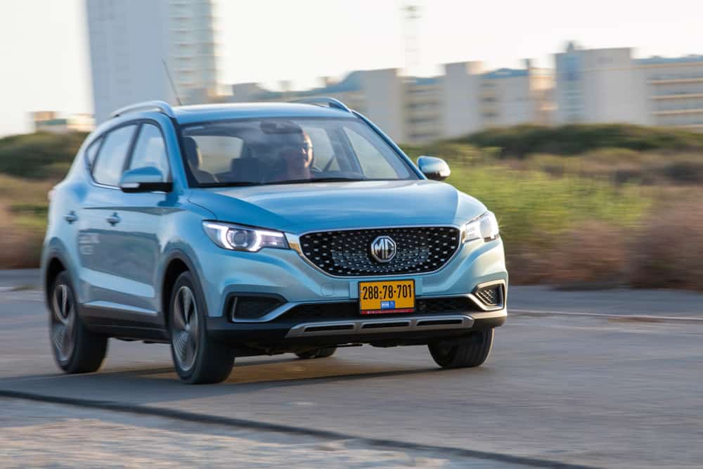 MG ZS EV חשמלית בצבע תכלת נוסעת על כביש בישראל