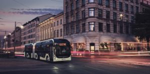 אוטובוס חשמלי מדגם 7900 של וולוו נוסע בלילה ברחוב