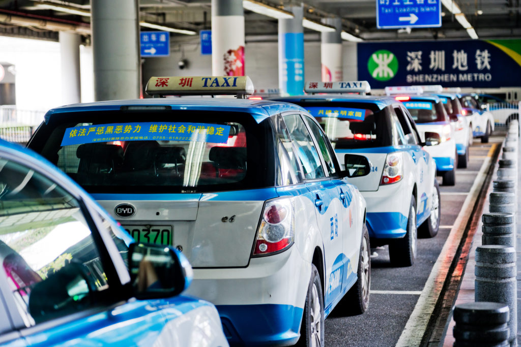 מוניות חשמליות של חברת BYD עומדות בתור בתחנת רכבת בעיר שנג'ן שבסין