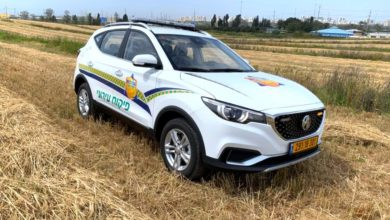 ניידת לפיקוח עירוני חשמלית מסוג MG ZS EV בצבע לבן עם כיתוב של עיריית ראשון לציון בשדה