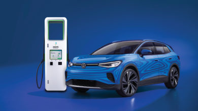פולקסווגן ID.4 מחוברת לעמדת טעינה של Electrify America