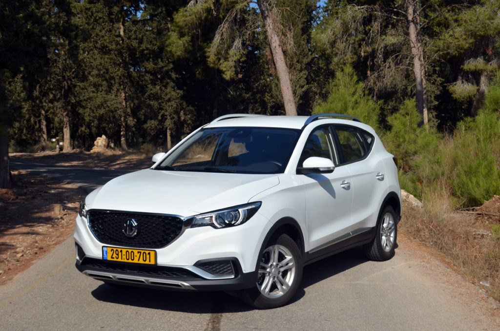 MG ZS EV חשמלית בצבע לבן עומדת על כביש בישראל