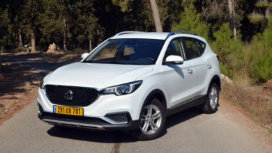 MG ZS EV חשמלית בצבע לבן עומדת על כביש בישראל