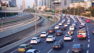 תנועה ורכבים רבים בכביש איילון בתל אביב