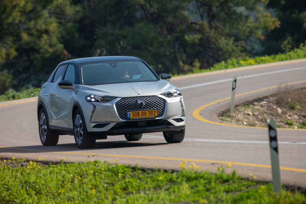 DS3 E-Tense חשמלית אפורה בפניה על כביש בארץ