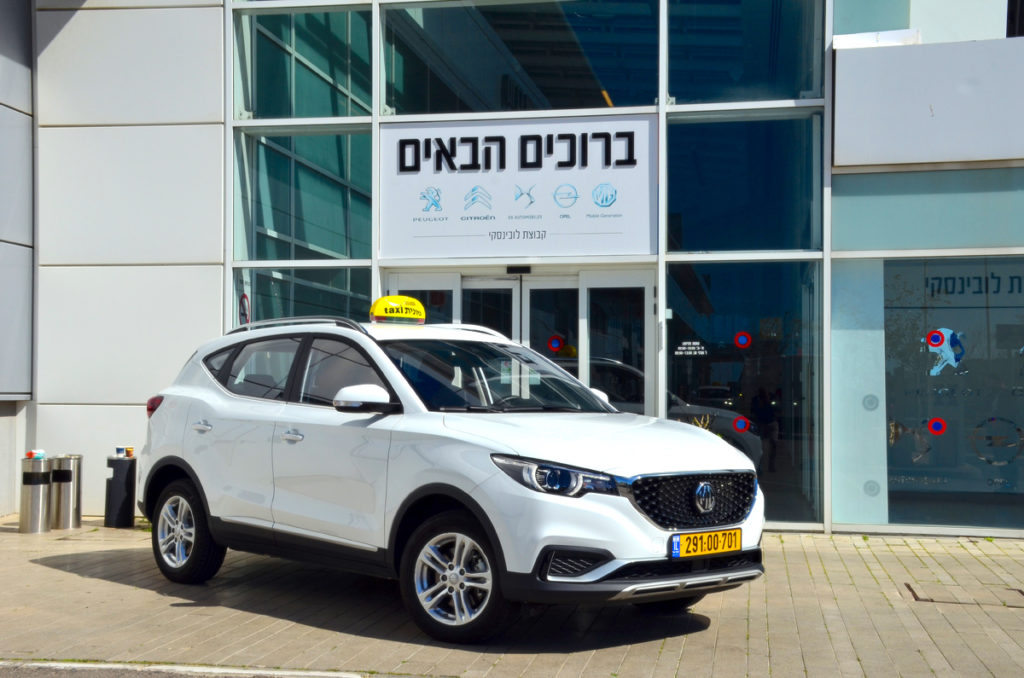 מונית חשמלית לבנה מסוג MG ZS EV בישראל מבט צד