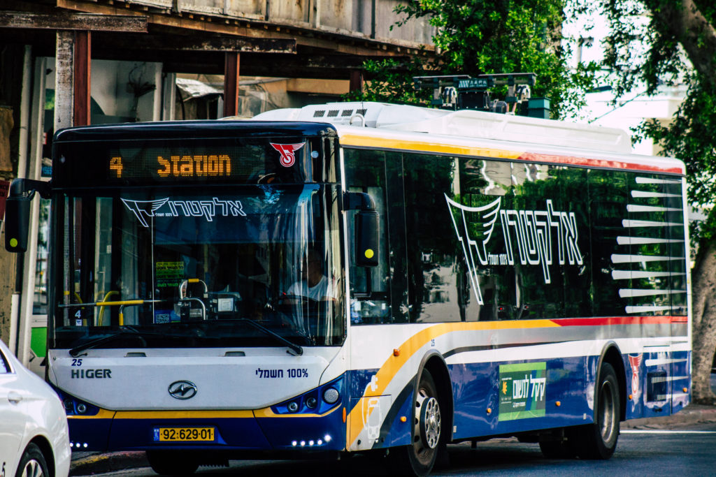 אוטובוס חשמלי קו 4 של חברת דן נוסע בתל אביב