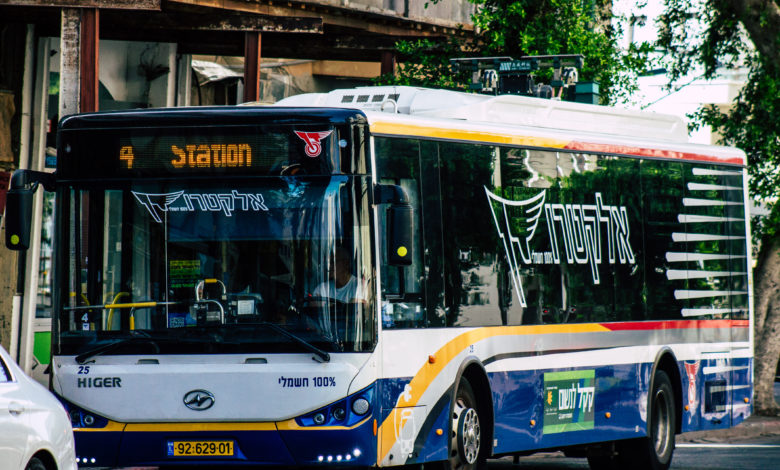 אוטובוס חשמלי קו 4 של חברת דן נוסע בתל אביב