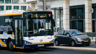 אוטובוס חשמלי קו 17 נוסע ליד הים בתל אביב