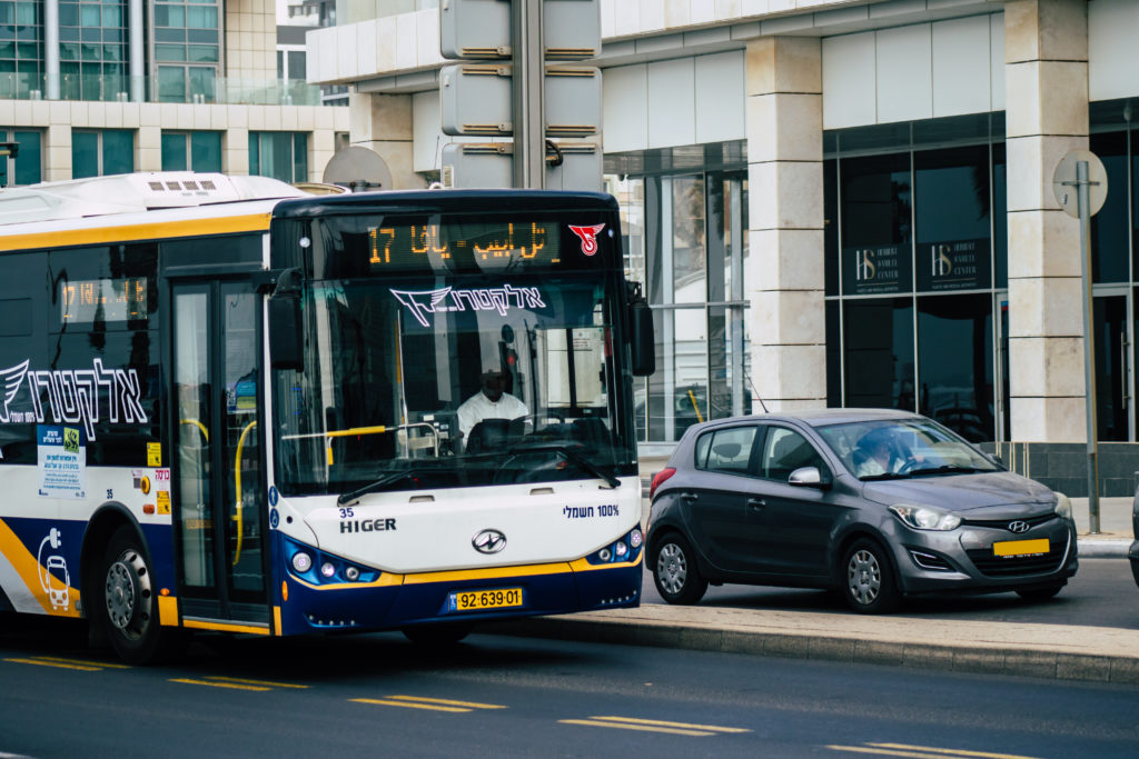 אוטובוס חשמלי קו 17 נוסע ליד הים בתל אביב