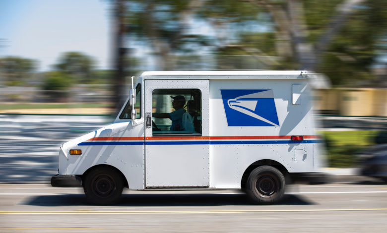 רכב משלוחים של חברת USPS נע ברחבי ארצות הברית