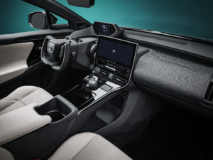 פנים הרכב של הטויוטה bZ4X החשמלי