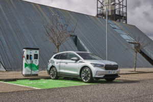 סקודה אניאק החשמלית בזמן טעינה מעמדת טעינה מהירה