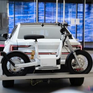 אופנוע חשמלי של CAKE מחובר לרכב פולסטאר 2