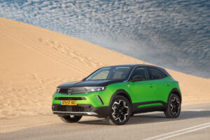 אופל מוקה חשמלית אופל מוקה חשמלית בצבע ירוק בנסיעה בכביש בישראל