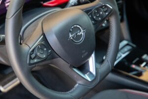 לוח המחוונים וההגה של אופל מוקה לוח המחוונים וההגה של אופל מוקה