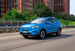 MG ZS EV גרסת 2022 בצבע כחול בנסיעה בכביש