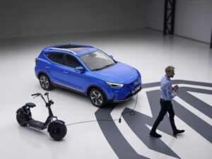 MG ZS EV גרסת 2022 בצבע כחול