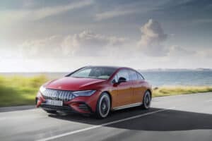 Mercedes-AMG EQE 43 4MATICMercedes-AMG EQE 43 4MATIC מרצדס EQE AMG 43 חשמלית בצבע אדום בנסיעה על כביש