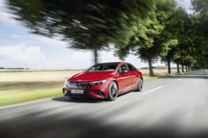 מרצדס AMG EQE 43 בצבע אדום בנסיעה על כביש