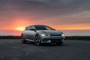 קיה EV6 קרוסאובר חשמלי בכביש