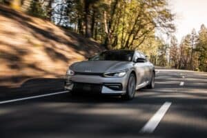 קיה EV6 קרוסאובר חשמלי בכביש