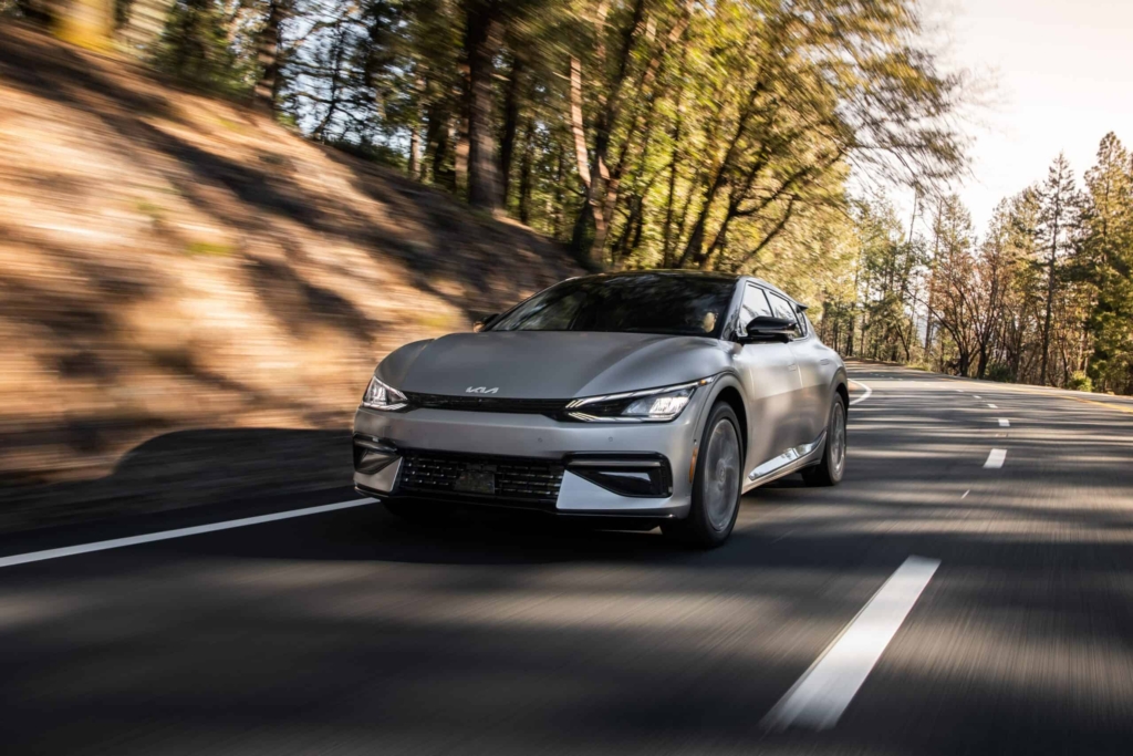 קיה EV6 קרוסאובר חשמלי בכביש