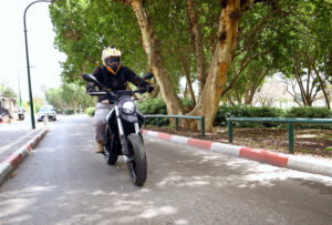 אביעד רייס בנסיעה על זירו FXE חשמלי אביעד רייס בנסיעה על זירו FXE חשמלי