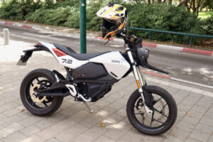 אופנוע חשמלי זירו FXE עומד אופנוע חשמלי זירו FXE עומד