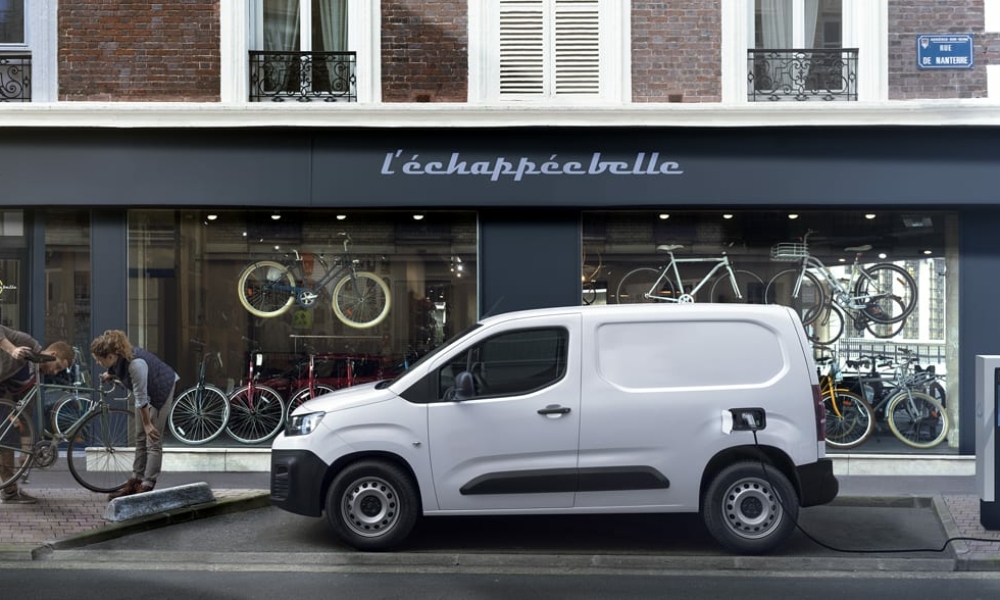 סיטרואן ברלינגו חשמלית מחוברת לעמדת טעינה