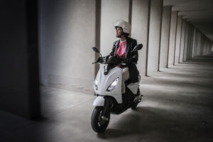 אשה רוכבת על קטנוע חשמלי פיאג׳יו 1