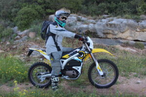 רכיבה על האופנוע החשמלי של סורון רכיבה על האופנוע החשמלי של סורון