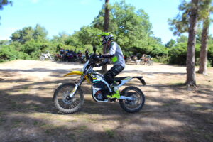 אופנוע חשמלי סורון לייט בי בנסיעה בשטח אופנוע חשמלי סורון לייט בי בנסיעה בשטח עם עשרות אופנועים מאחוריו רחוק