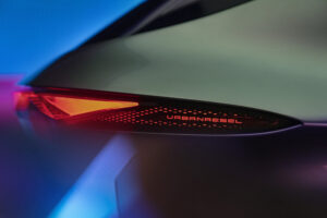 כיתוב Urban Rebel מואר על אחורי הרכב