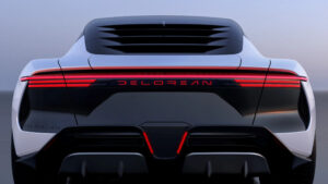 מבט על אחורי הרכב של האלפא 5 עם הכיתוב DELOREAN מבט על אחורי הרכב של האלפא 5 עם הכיתוב DELOREAN