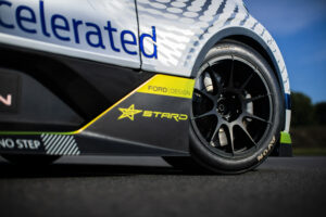 סופר-ואן פורד טרנזיט חשמלי על הכביש סופר-ואן פורד טרנזיט חשמלי על הכביש