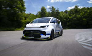Here’s How to Accelerate a Business: 2,000 PS, Wild-Styled Ford Pro Electric SuperVan Packs a High-Voltage Punch סופר-ואן פורד טרנזיט חשמלי על הכביש