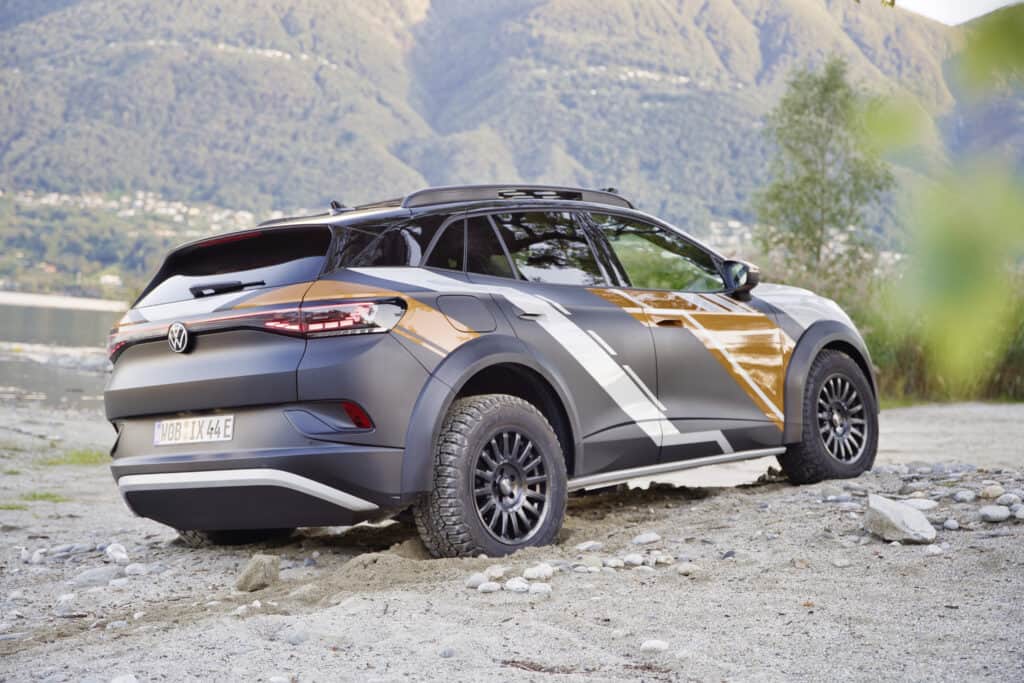 פולקסווגן ID. EXTREME רכב שטח חשמלי במבט מאחור בנסיעה בשטח