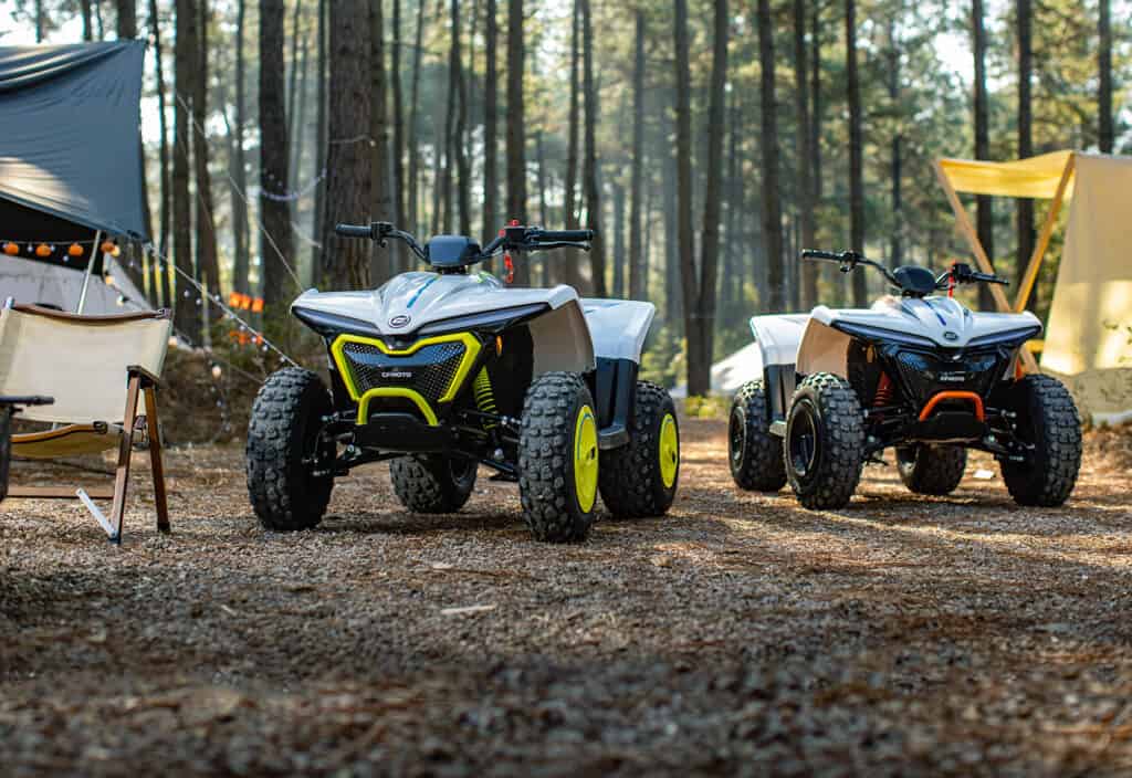 שני טרקטורונים חשמליים של CFMoto שני טרקטורונים חשמליים של CFMoto