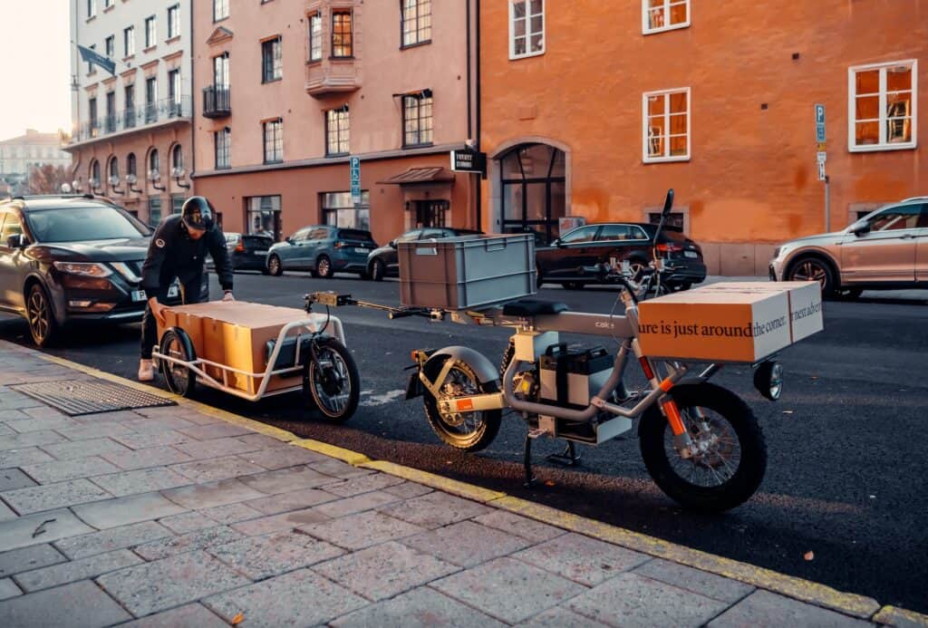 אופנוע חשמלי של CAKE אצל שליח בעיר