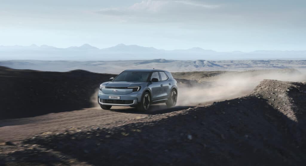 פורד אקספלורר החשמלית החדשה שנת 2023 בנסיעה בשטח