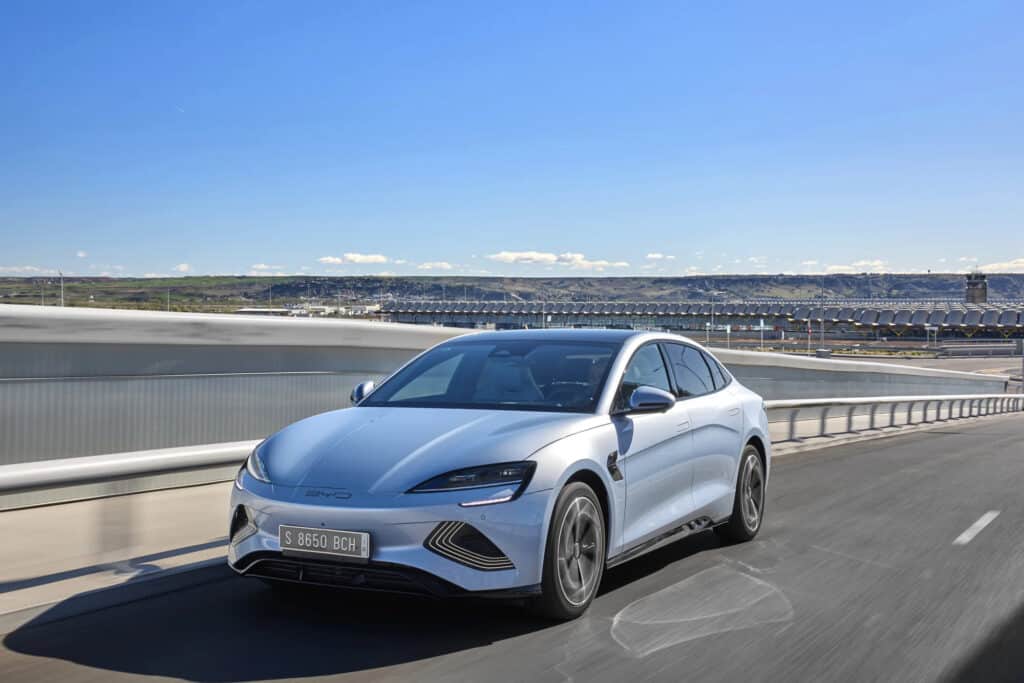 BYD סיל בנסיעה על כביש BYD סיל בנסיעה על כביש