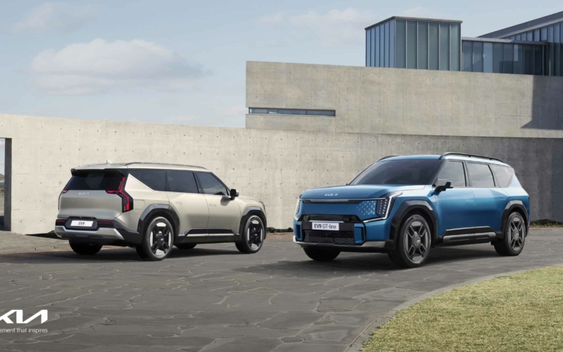 שני רכבי קיה EV9 שני רכבי קיה EV9 עומדים זה לצד זה