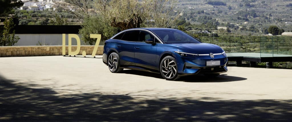 פולקסווגן ID.7 כחולה לצד הכיתוב ID.7 בגדול
